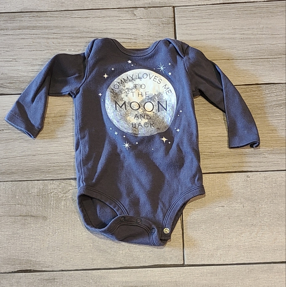 🥠Carters Mommy Loves Me Moon onesie 🌻